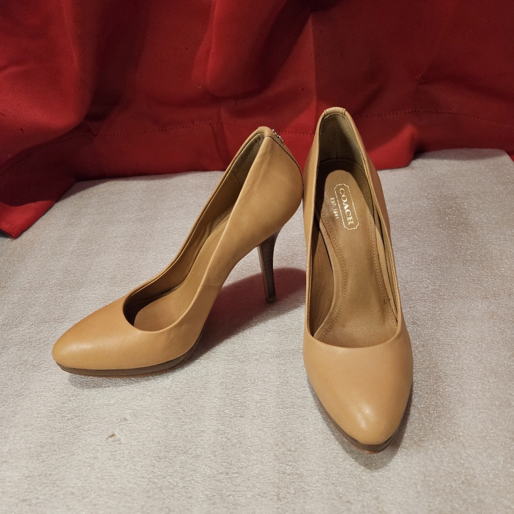 Coach leather tan pumps size 5.5